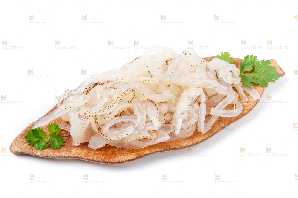 碗里装着海蜇丝