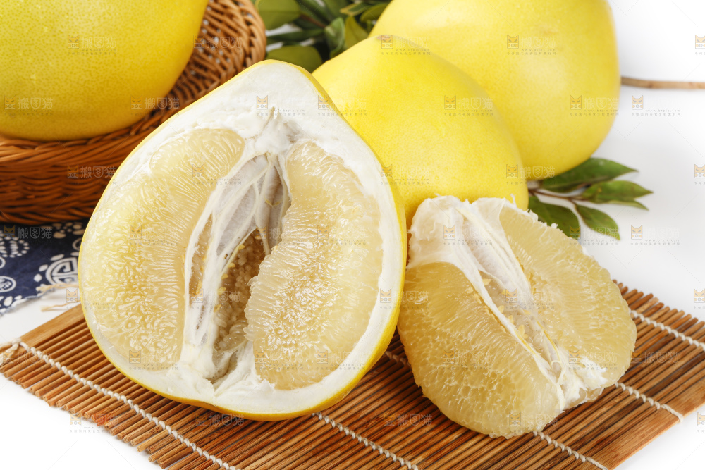 竹垫子上的平和水晶蜜柚