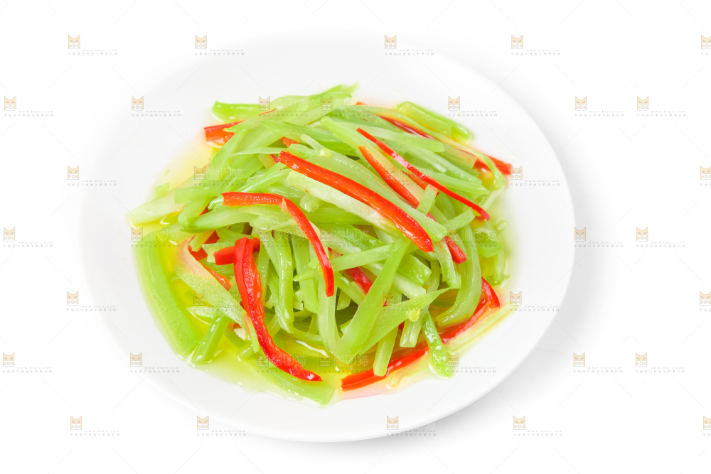 白底上放着一盘炒莴笋