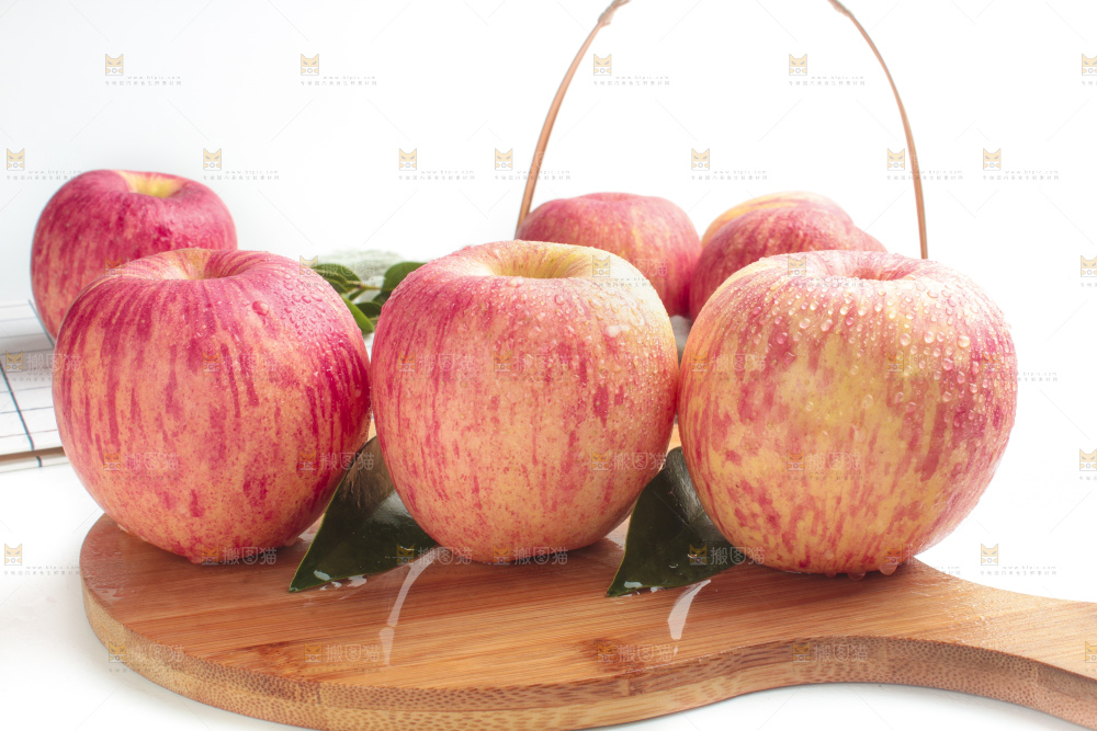 木底上的红苹果