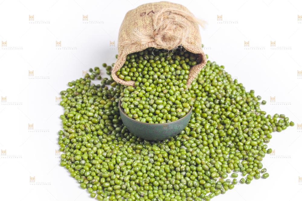 白底上的绿豆