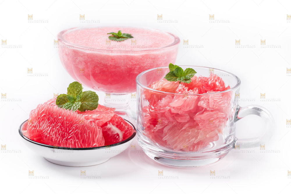白底上放着红柚果肉