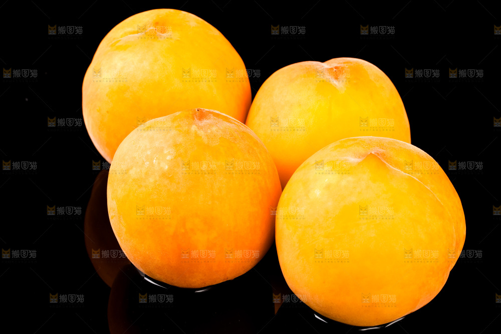 黑底上放着黄毛桃