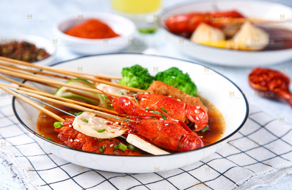 浅底上放着一碗冷锅串串