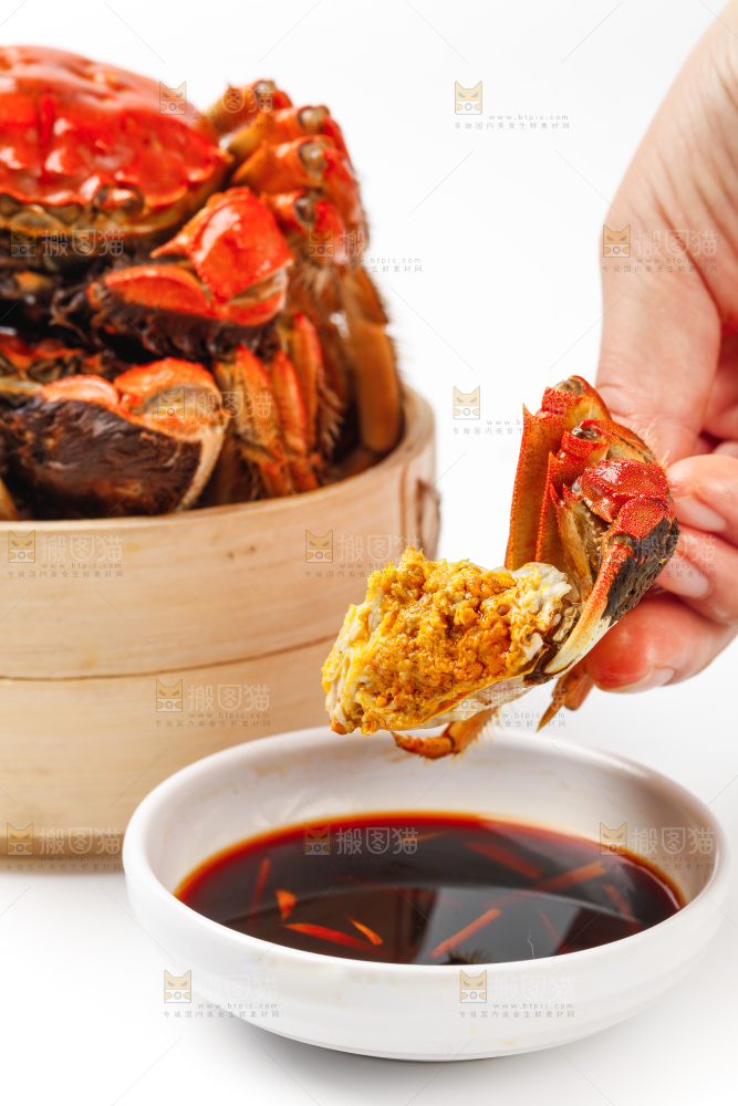 蘸着醋汁的螃蟹