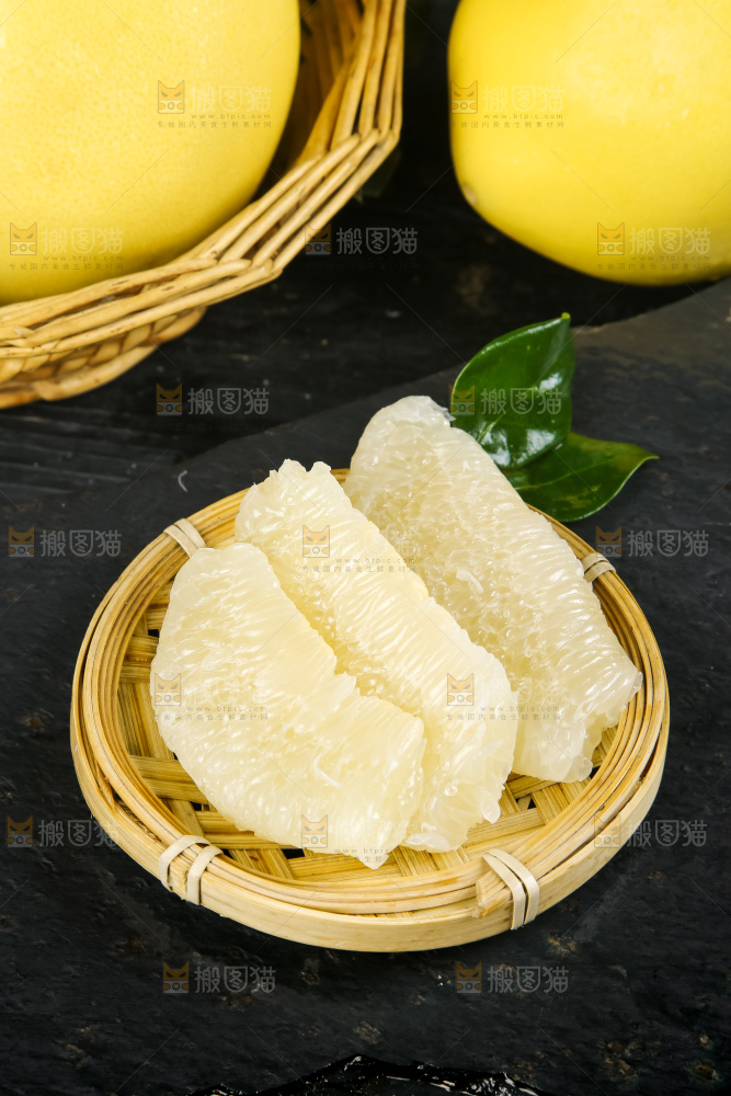 盘子里装着新鲜柚子