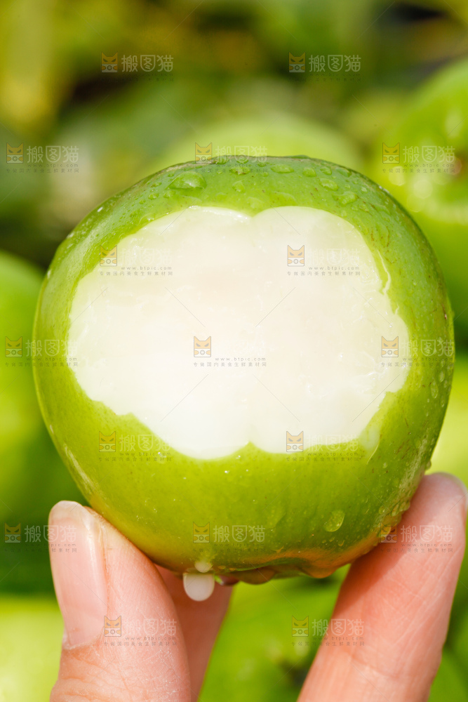手上拿着牛奶大青枣
