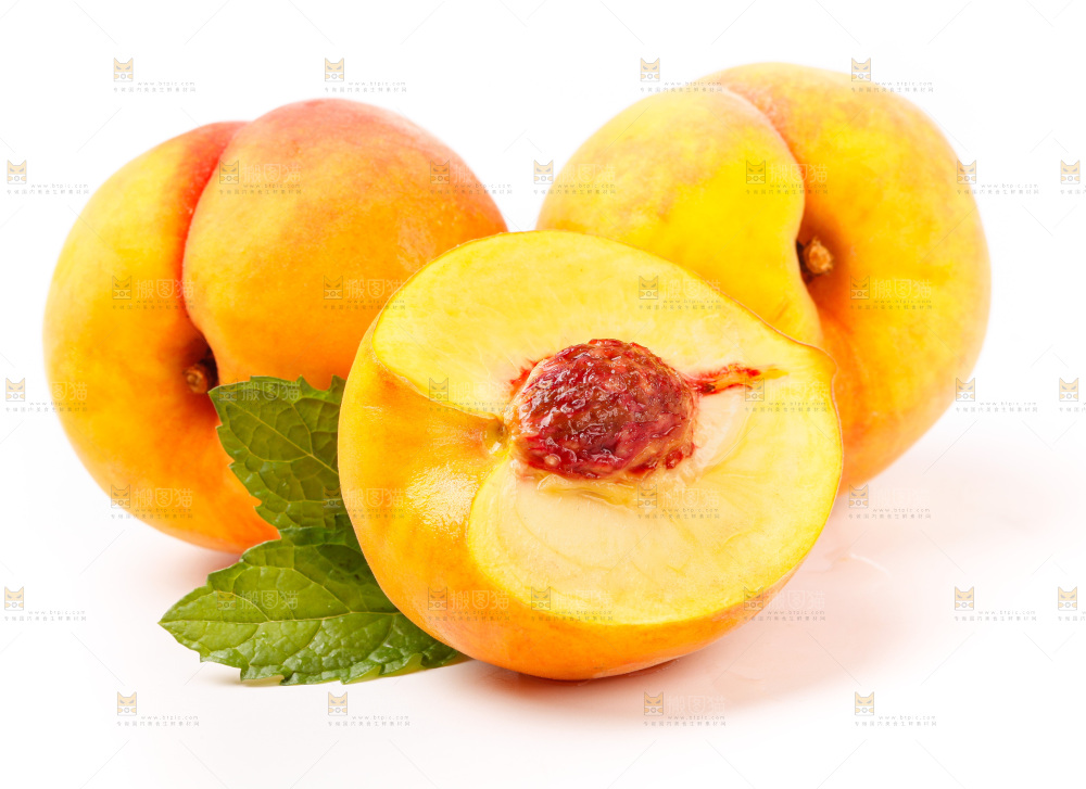 白底上放着切开的黄桃