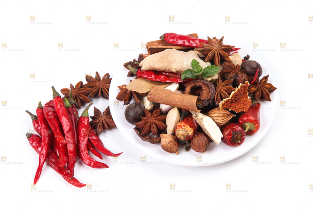 白底上放着香料组合