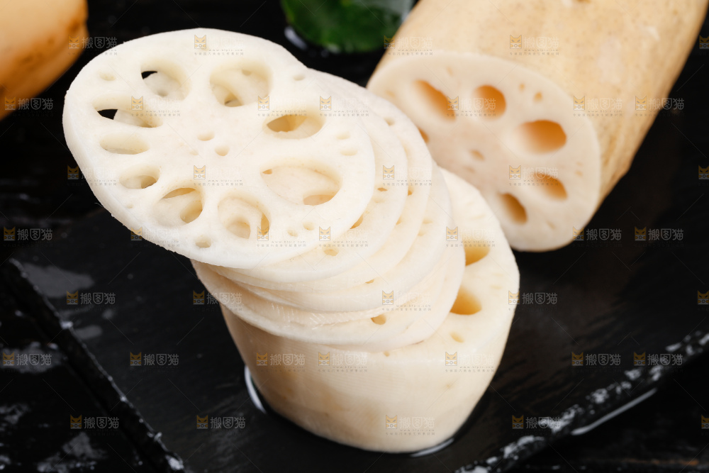 黑底上一堆湖北莲藕和切片的莲藕
