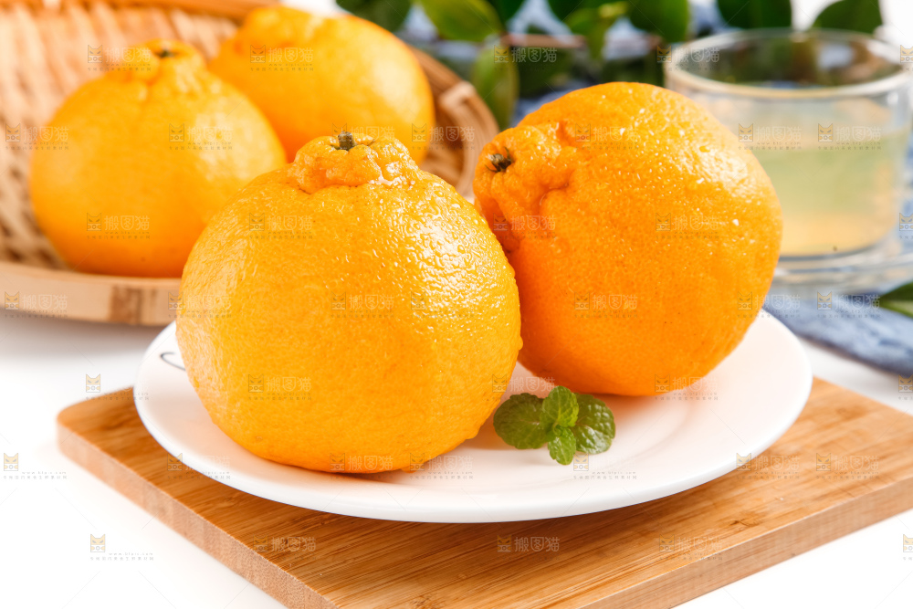 盘子里的新鲜丑橘