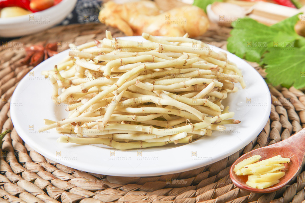 盘子里装着鱼腥草