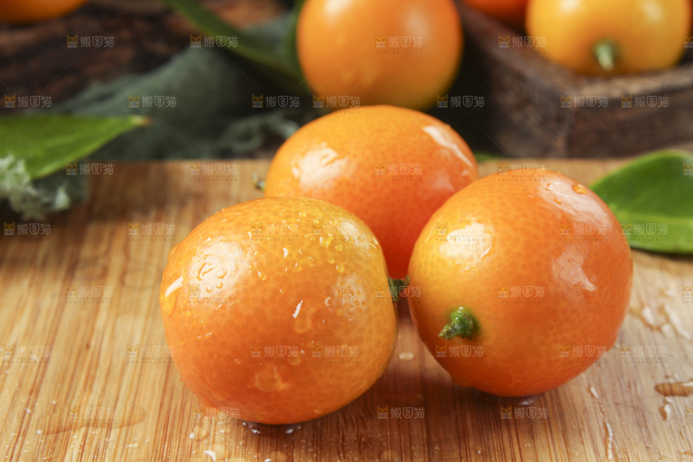 木板上摆放着广西金钱橘