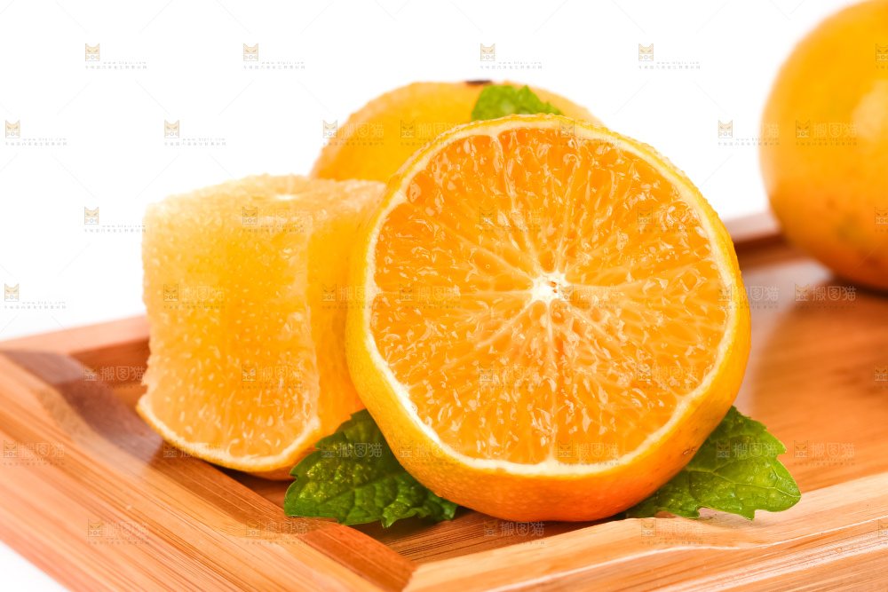 白底上木盘里的贡柑