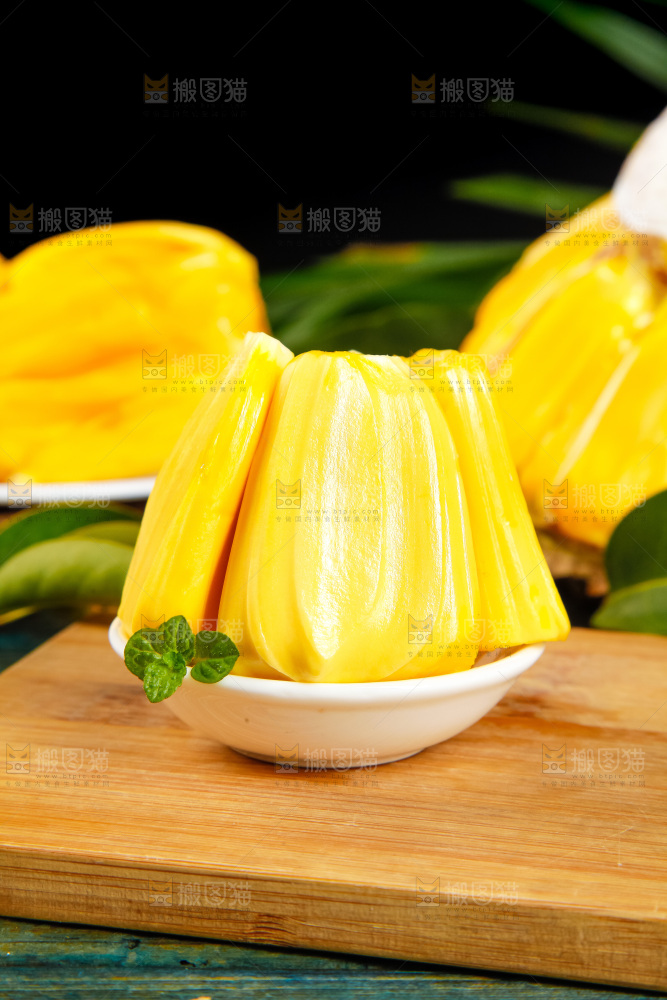 木板上摆放着黄肉菠萝蜜