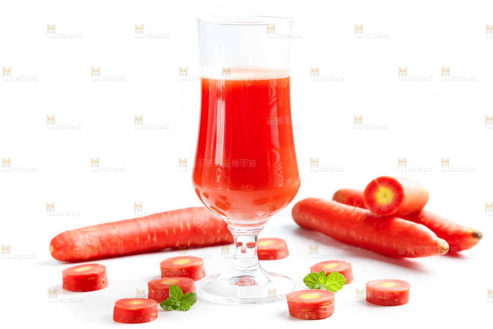 杯子里装着胡萝卜汁