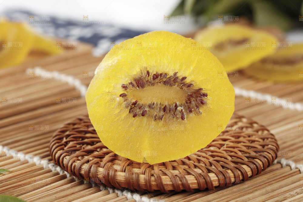 竹垫子上放着黄心猕猴桃干
