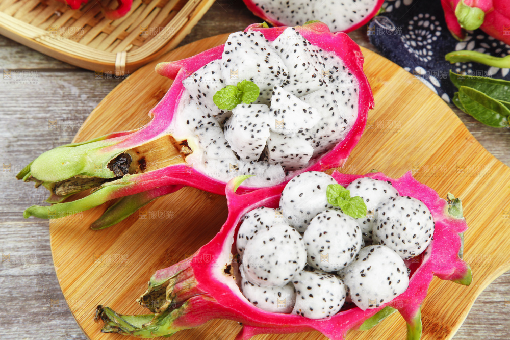木板上的越南白心火龙果