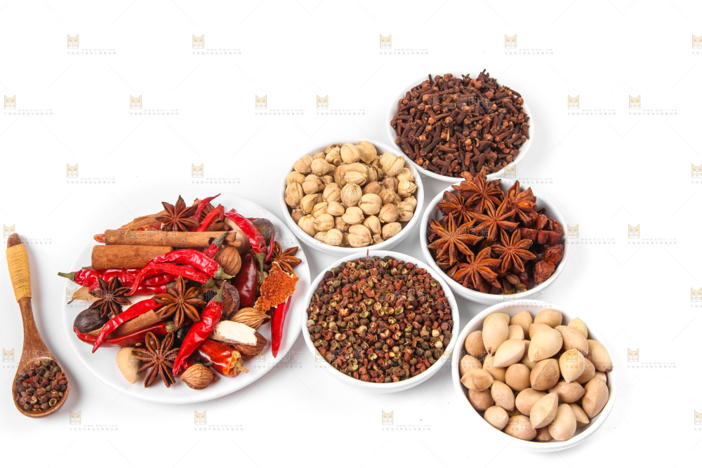 白底上放着香料组合