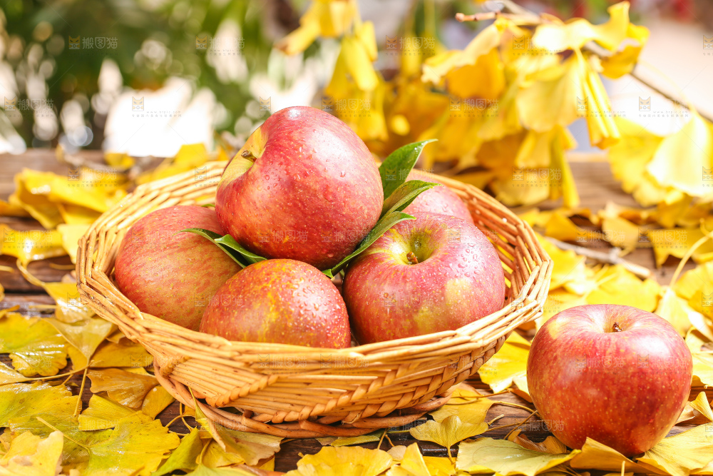篮子里放着糖心丑苹果