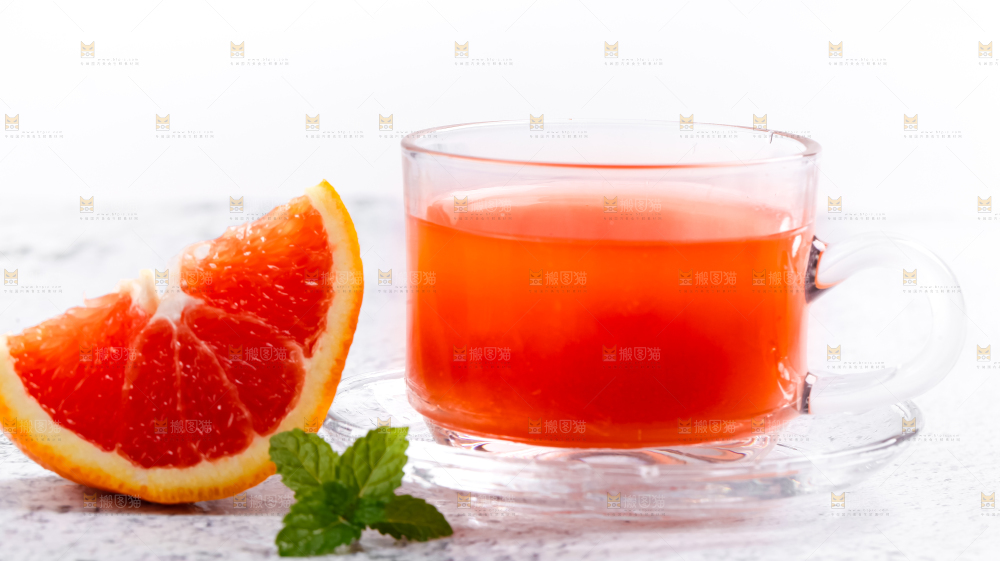 杯子里装着橙子汁