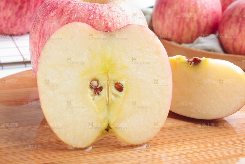 木底上的红苹果