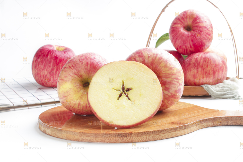 木板上的红富士苹果