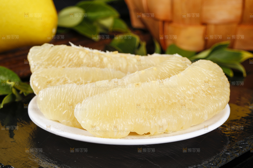 盘子里装着柚子果肉
