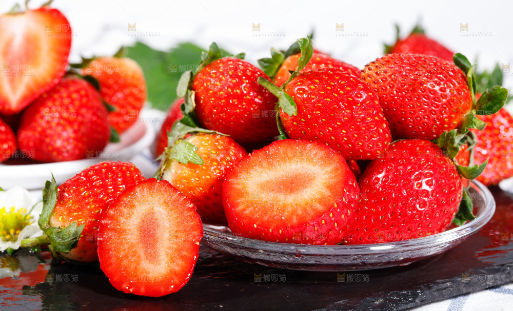 黑石板上的丹东草莓