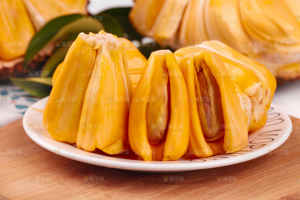 盘子里的泰国红心菠萝蜜
