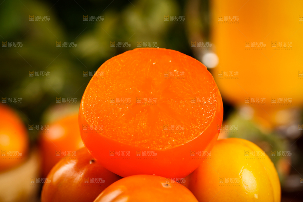 盘子里装着大柿子