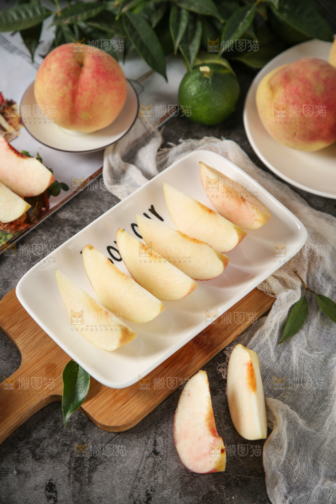 木板上放着一盘毛桃