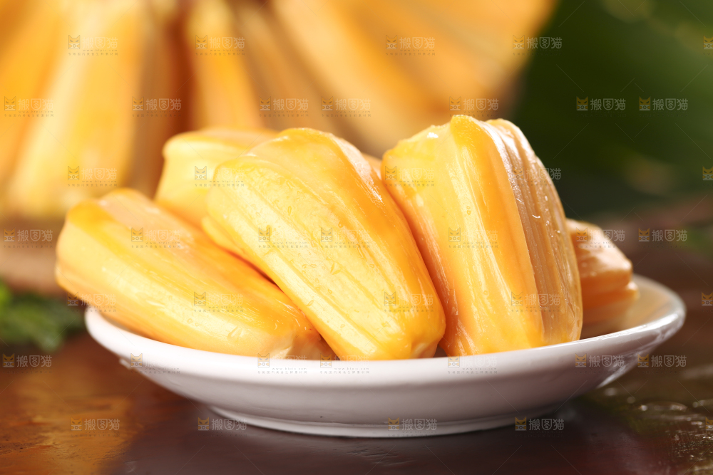 盘子里装着红心菠萝蜜