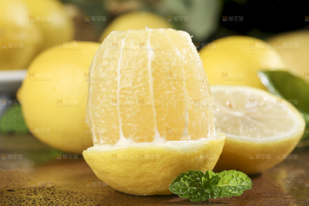 木底上的柠檬果
