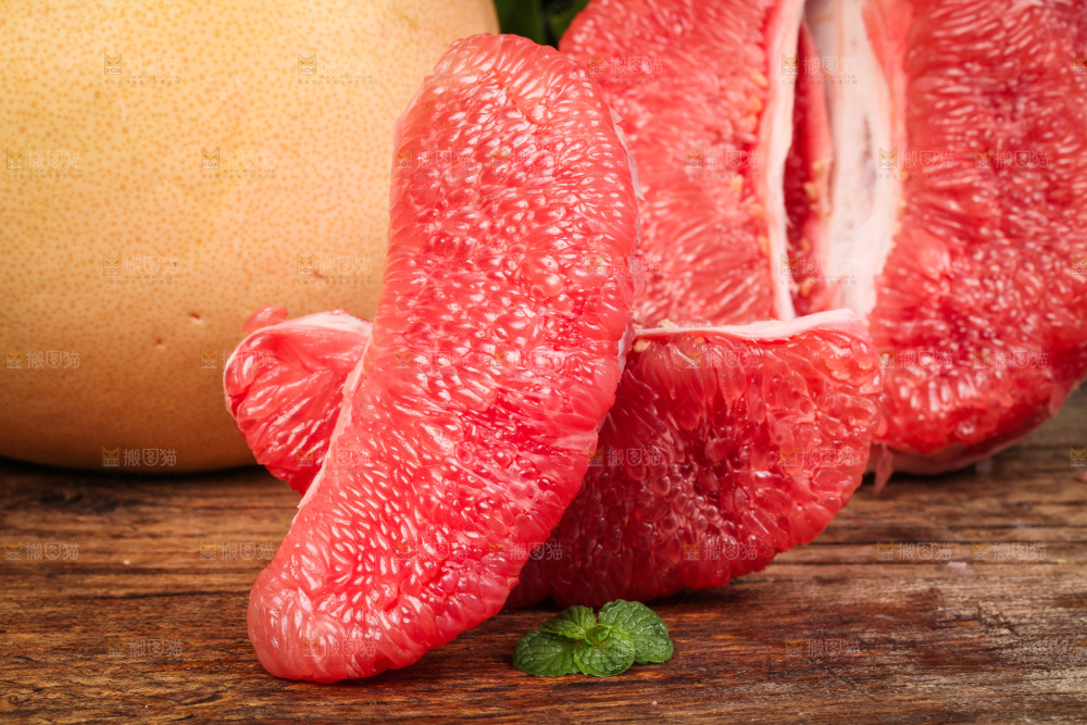 木板上的红柚果肉