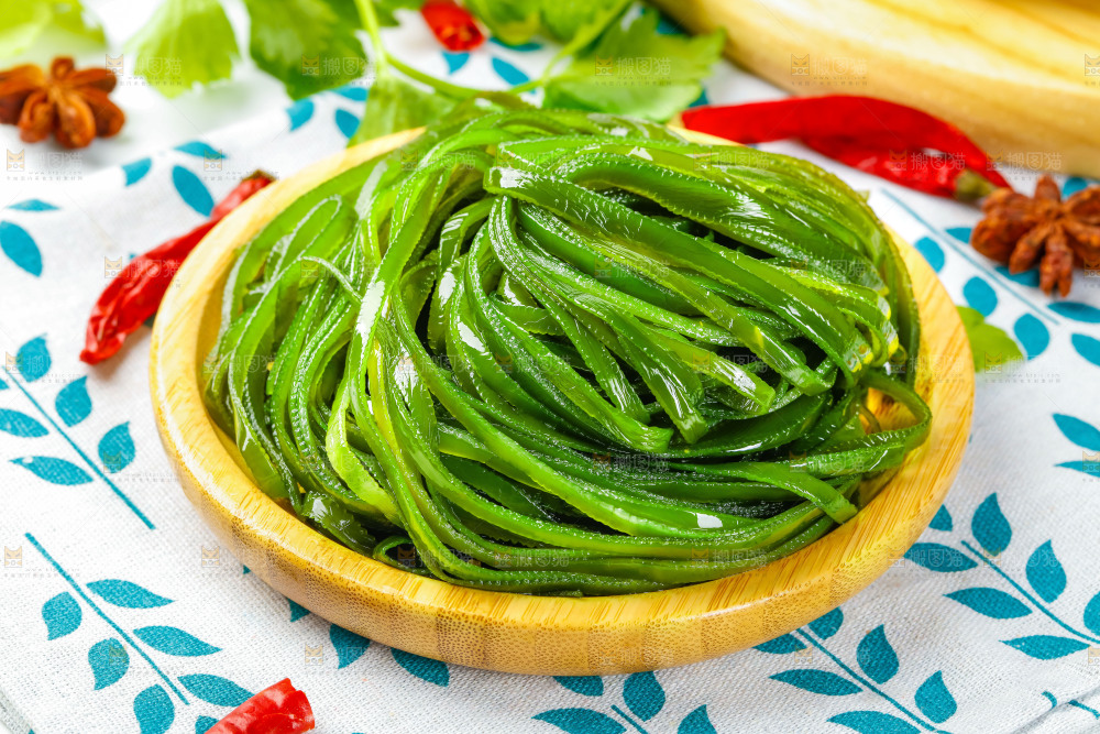 盘子里装着荣成海带丝