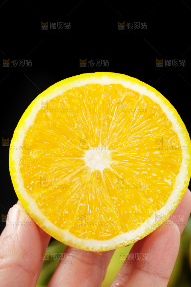 手里拿着新鲜褚橙