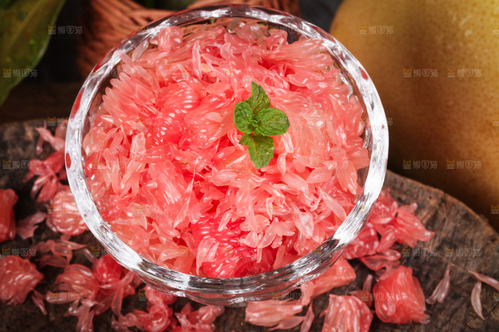 木板上的红柚果肉