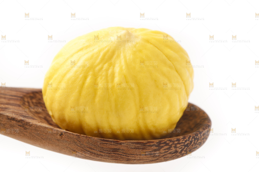 白底上的新鲜板栗