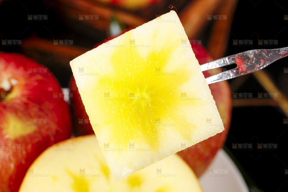 盘子里装着昭通丑苹果