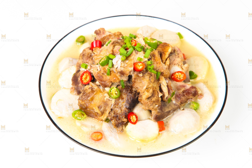 碗里装着猪肉炖芋头