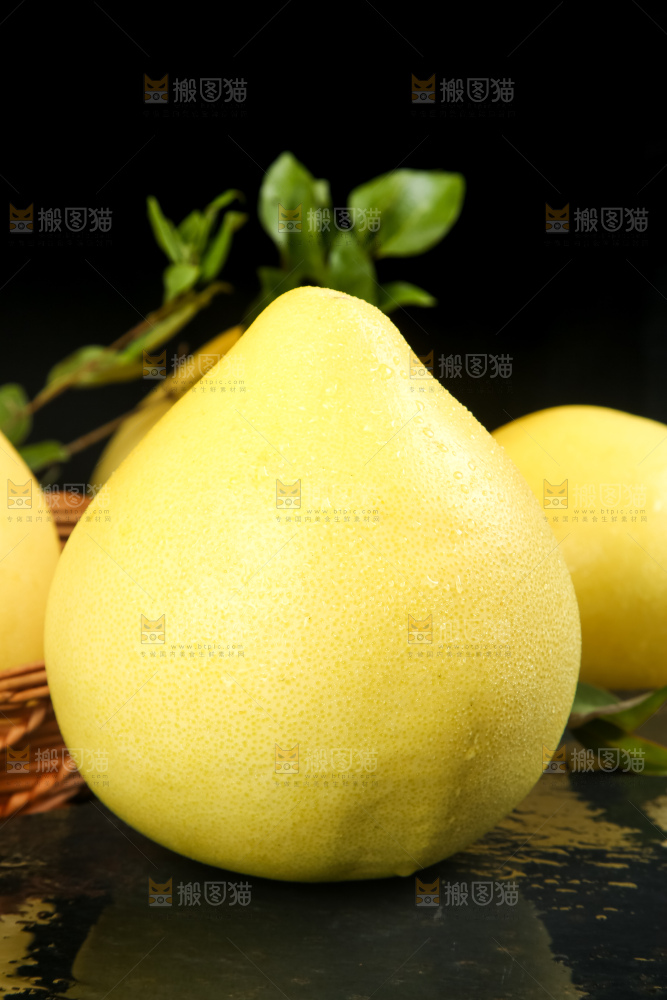 黑石板上的白心柚子