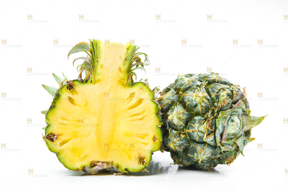 白底上放着泰国小菠萝