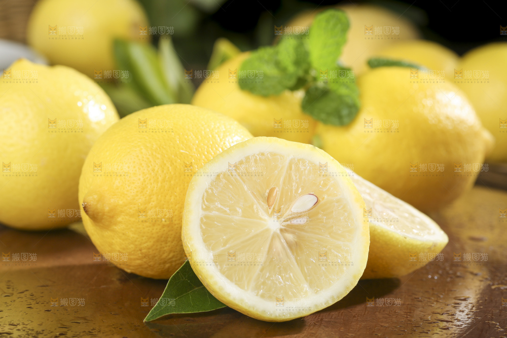 木板上的黄柠檬