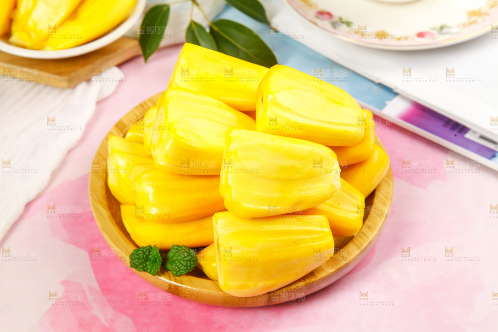 盘子里的新鲜菠萝蜜