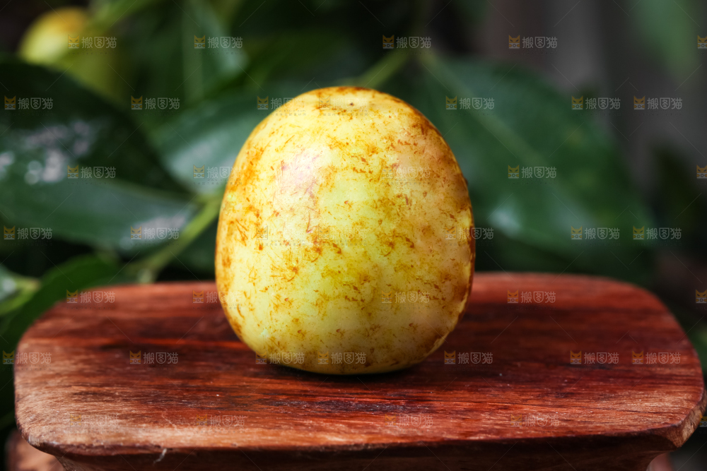 深底上放着大荔冬枣