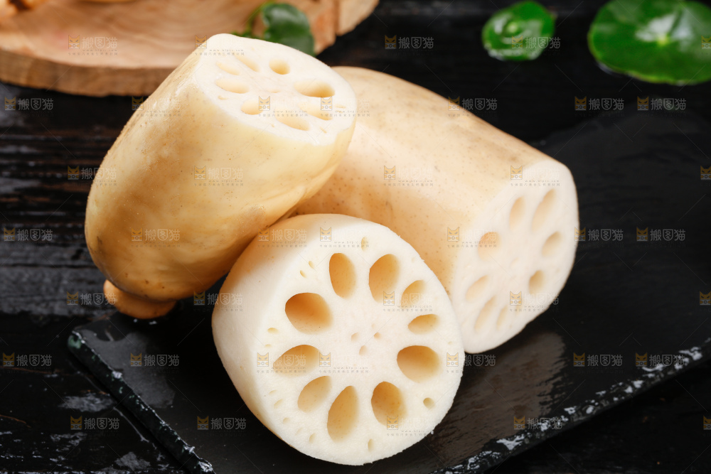 黑石板上放着新鲜莲藕