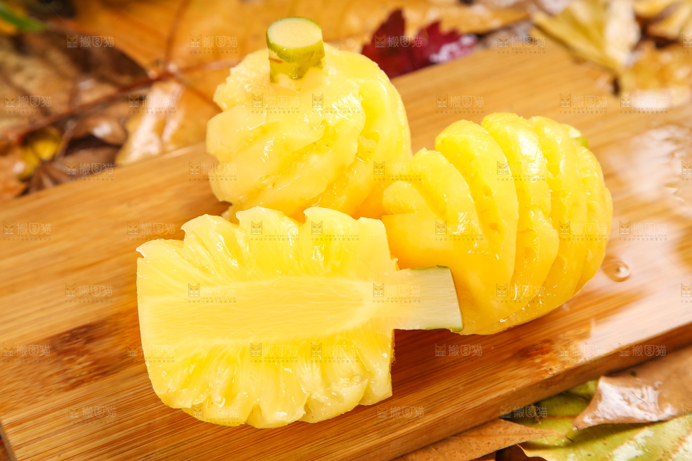 木板上的泰国香水小菠萝