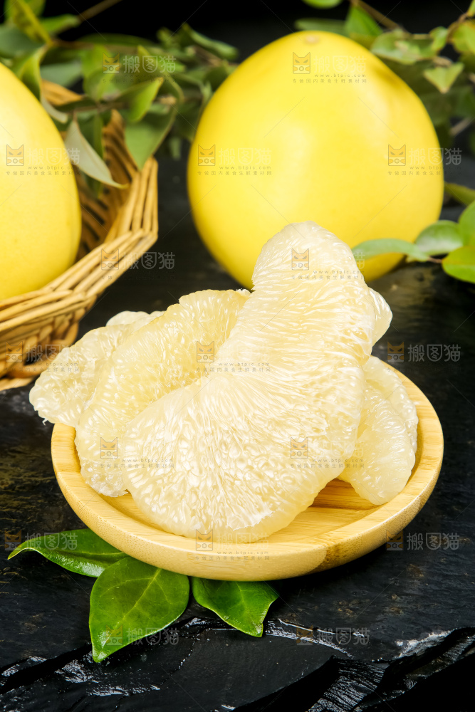 黑石板上的白心柚子