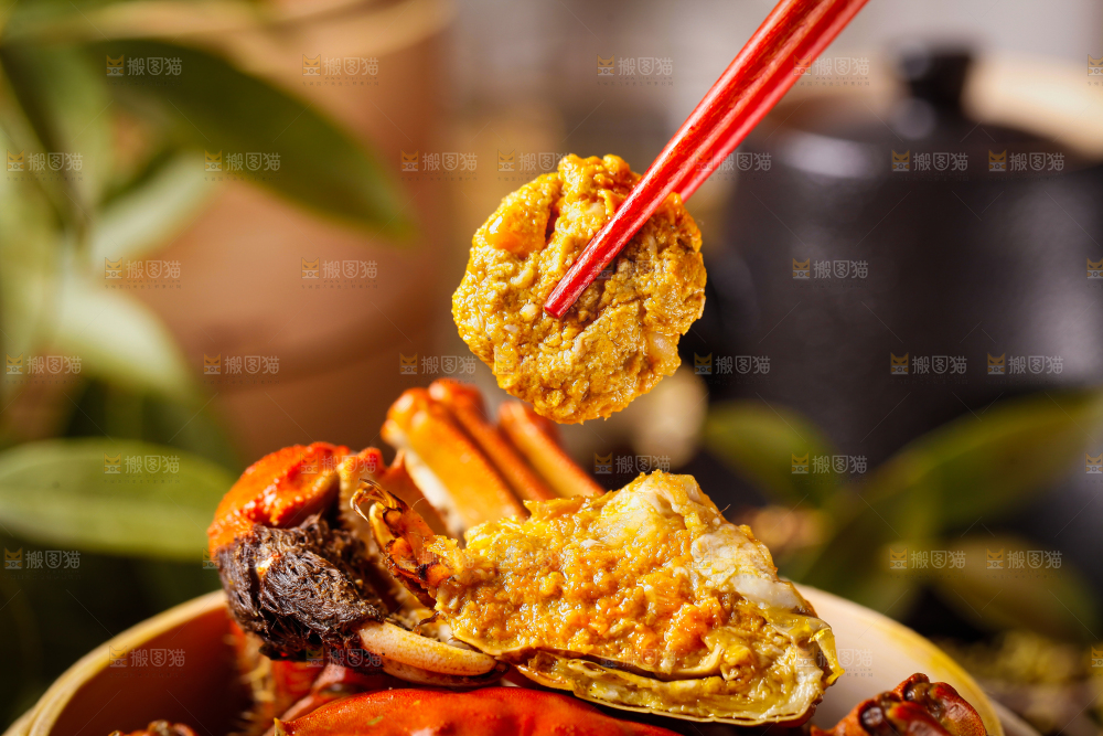筷子上夹着清蒸螃蟹